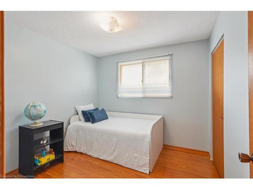 40 Forest Hill Crescent, Hamilton, ON - Indoor Photo Showing Bedroom