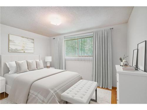 40 Forest Hill Crescent, Hamilton, ON - Indoor Photo Showing Bedroom