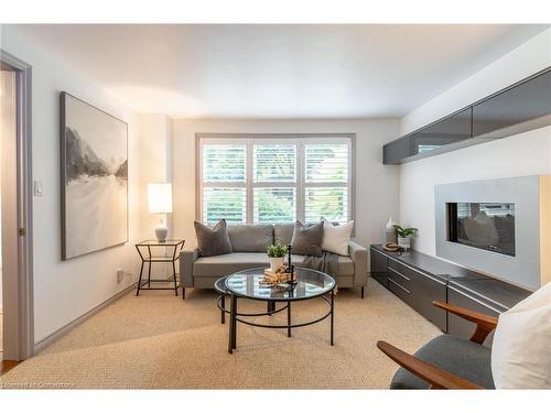 19 Union Street, Georgetown, ON - Indoor Photo Showing Living Room