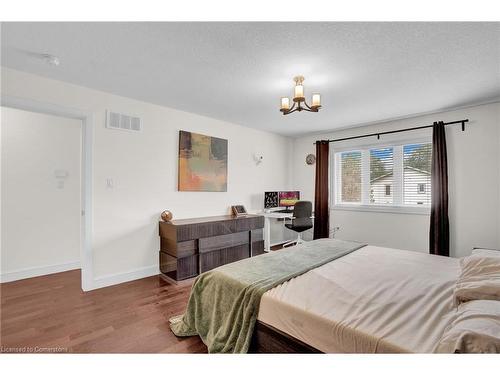 17 Lagoon Avenue, Hamilton, ON - Indoor Photo Showing Bedroom