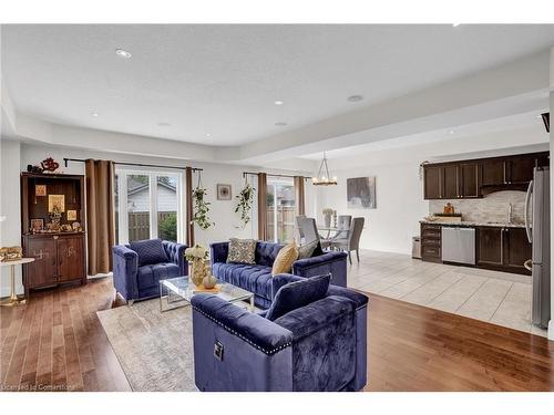 17 Lagoon Avenue, Hamilton, ON - Indoor Photo Showing Living Room