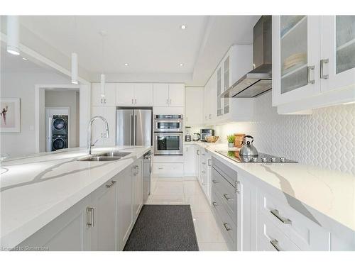 430 Wheat Boom Drive, Oakville, ON - Indoor Photo Showing Kitchen With Double Sink With Upgraded Kitchen