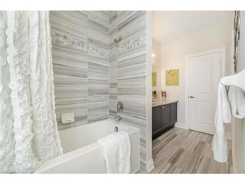 430 Wheat Boom Drive, Oakville, ON - Indoor Photo Showing Bathroom