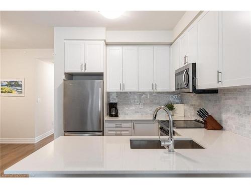 716-665 Cricklewood Drive, Mississauga, ON - Indoor Photo Showing Kitchen With Stainless Steel Kitchen With Double Sink With Upgraded Kitchen