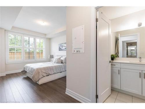 716-665 Cricklewood Drive, Mississauga, ON - Indoor Photo Showing Bedroom