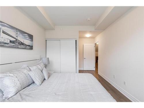 716-665 Cricklewood Drive, Mississauga, ON - Indoor Photo Showing Bedroom