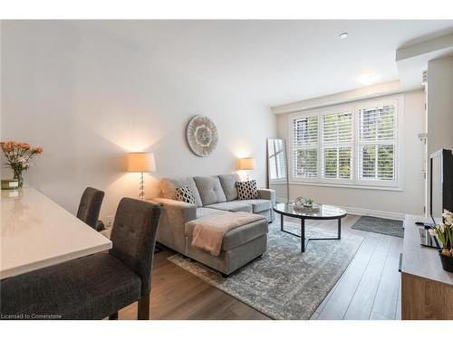 716-665 Cricklewood Drive, Mississauga, ON - Indoor Photo Showing Living Room