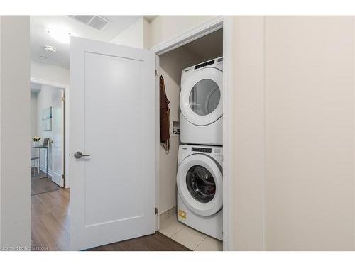 716-665 Cricklewood Drive, Mississauga, ON - Indoor Photo Showing Laundry Room