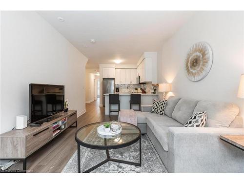 716-665 Cricklewood Drive, Mississauga, ON - Indoor Photo Showing Living Room