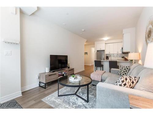 716-665 Cricklewood Drive, Mississauga, ON - Indoor Photo Showing Living Room