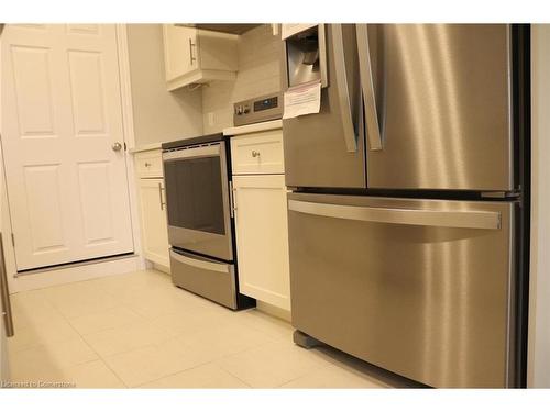 18-158 Oat Lane Lane, Kitchener, ON - Indoor Photo Showing Kitchen