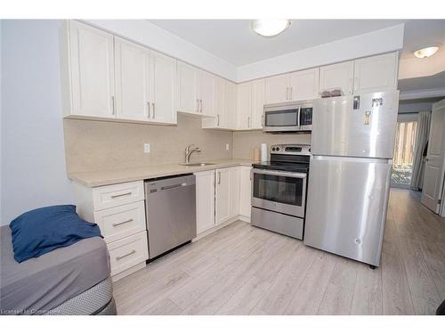 3-122 Courtland Avenue E, Kitchener, ON - Indoor Photo Showing Kitchen