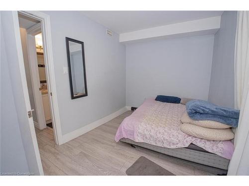 3-122 Courtland Avenue E, Kitchener, ON - Indoor Photo Showing Bedroom