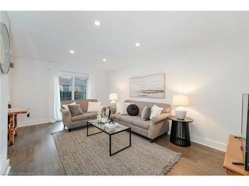 57-6779 Glen Erin Drive, Mississauga, ON - Indoor Photo Showing Living Room