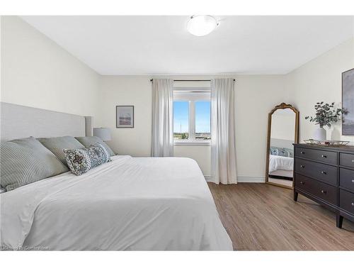 59 Edenrock Drive, Hamilton, ON - Indoor Photo Showing Bedroom