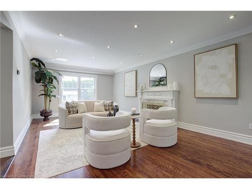 996 Cresthampton Lane, Mississauga, ON - Indoor Photo Showing Living Room