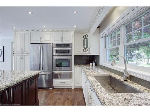 996 Cresthampton Lane, Mississauga, ON - Indoor Photo Showing Kitchen With Double Sink With Upgraded Kitchen