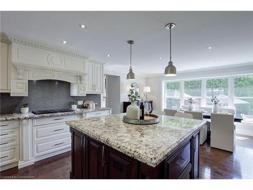 996 Cresthampton Lane, Mississauga, ON - Indoor Photo Showing Kitchen With Upgraded Kitchen