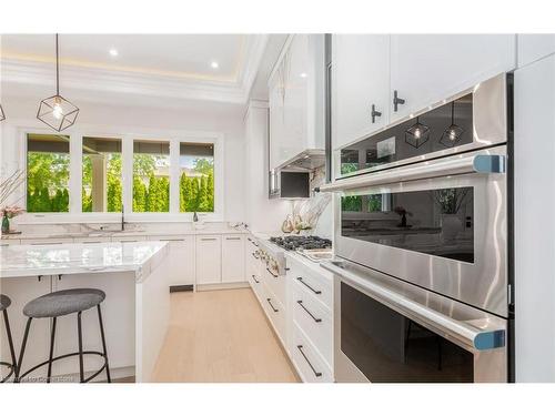 1306 Tansley Drive, Oakville, ON - Indoor Photo Showing Kitchen With Upgraded Kitchen