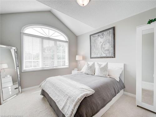 2547 Armour Crescent, Burlington, ON - Indoor Photo Showing Bedroom