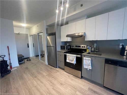 B906-3200 Dakota Common, Burlington, ON - Indoor Photo Showing Kitchen With Stainless Steel Kitchen