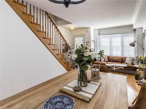 Bl131-131 Brickworks Lane, Toronto, ON - Indoor Photo Showing Living Room