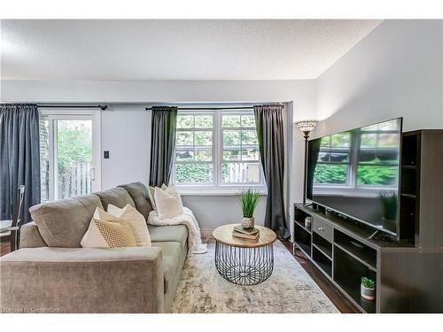 157-1951 Rathburn Road E, Mississauga, ON - Indoor Photo Showing Living Room