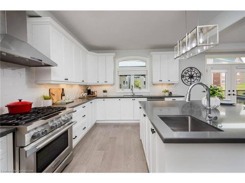 1644 Rizzardo Crescent, Innisfil, ON - Indoor Photo Showing Kitchen With Upgraded Kitchen