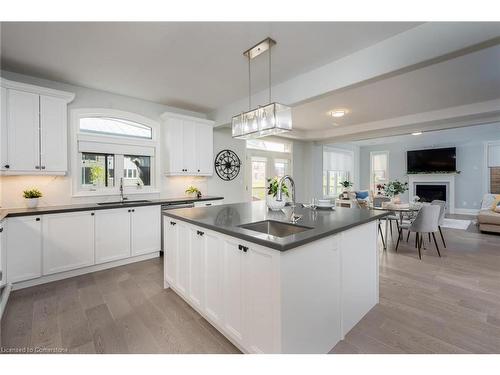 1644 Rizzardo Crescent, Innisfil, ON - Indoor Photo Showing Kitchen With Upgraded Kitchen