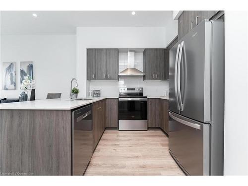 1806-15 Glebe Street, Cambridge, ON - Indoor Photo Showing Kitchen With Stainless Steel Kitchen With Double Sink With Upgraded Kitchen