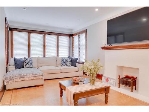 77 Proctor Boulevard, Hamilton, ON - Indoor Photo Showing Living Room