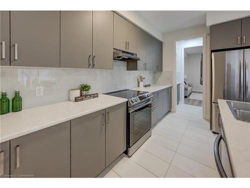 18 Elliot Avenue E, Fergus, ON - Indoor Photo Showing Kitchen With Upgraded Kitchen