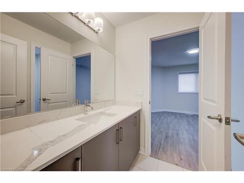 18 Elliot Avenue E, Fergus, ON - Indoor Photo Showing Bathroom