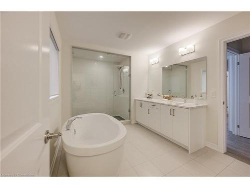 18 Elliot Avenue E, Fergus, ON - Indoor Photo Showing Bathroom