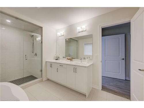 18 Elliot Avenue E, Fergus, ON - Indoor Photo Showing Bathroom