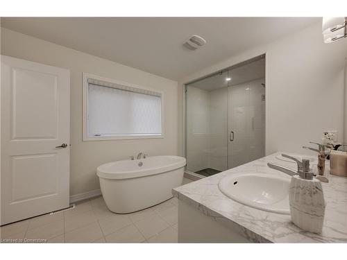 18 Elliot Avenue E, Fergus, ON - Indoor Photo Showing Bathroom