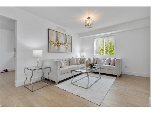 452 Exmouth Circle, London, ON - Indoor Photo Showing Living Room