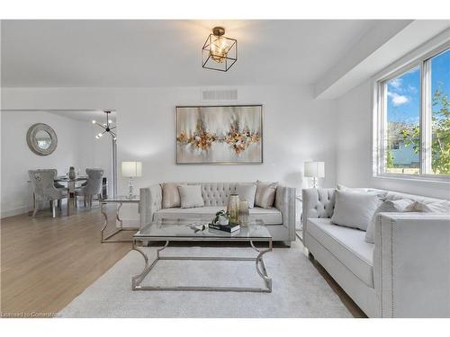 452 Exmouth Circle, London, ON - Indoor Photo Showing Living Room