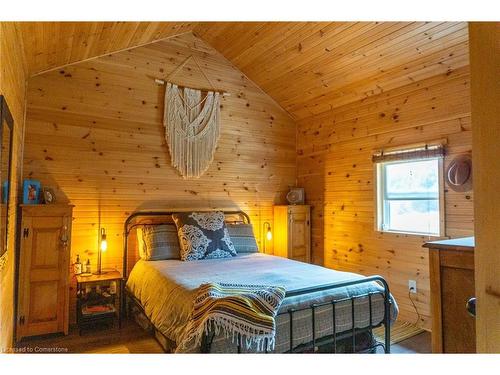 17-93 Rye Road, South River, ON - Indoor Photo Showing Bedroom