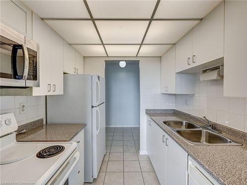 1411-4 Lisa Street, Brampton, ON - Indoor Photo Showing Kitchen With Double Sink