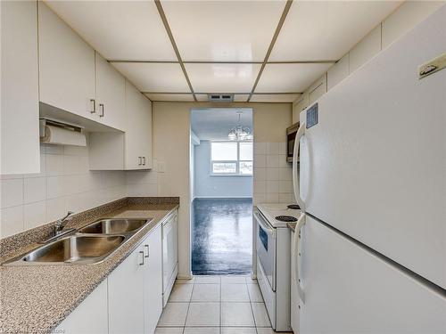 1411-4 Lisa Street, Brampton, ON - Indoor Photo Showing Kitchen With Double Sink