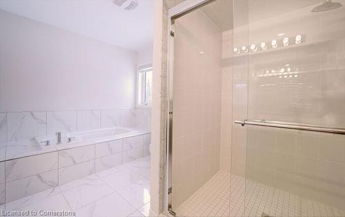 33 Gilham Way, Paris, ON - Indoor Photo Showing Bathroom