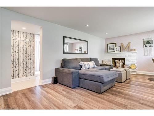 409 Scarsdale Crescent, Oakville, ON - Indoor Photo Showing Living Room