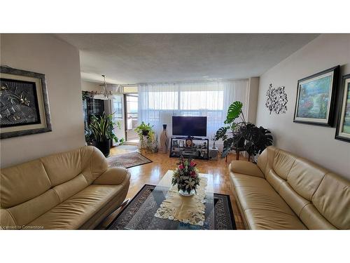 912-5 Frith Road, Toronto, ON - Indoor Photo Showing Living Room