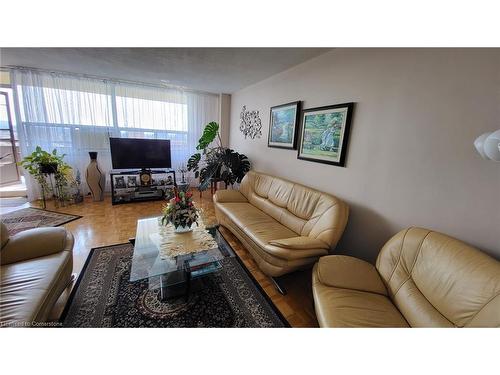 912-5 Frith Road, Toronto, ON - Indoor Photo Showing Living Room