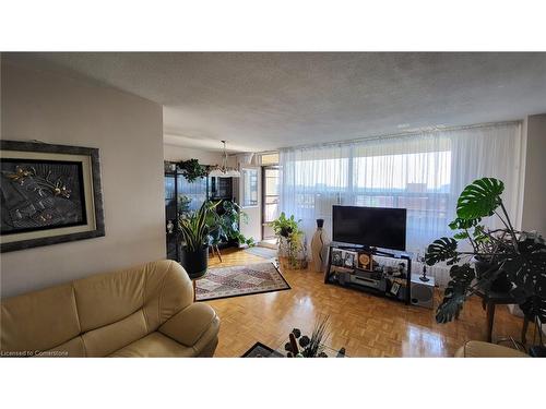 912-5 Frith Road, Toronto, ON - Indoor Photo Showing Living Room