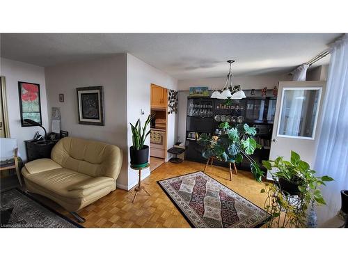 912-5 Frith Road, Toronto, ON - Indoor Photo Showing Living Room