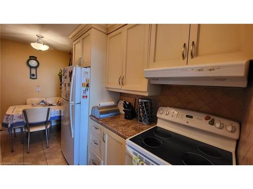 912-5 Frith Road, Toronto, ON - Indoor Photo Showing Kitchen