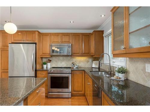 1115 Saginaw Crescent, Mississauga, ON - Indoor Photo Showing Kitchen With Double Sink