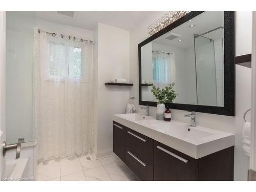 1115 Saginaw Crescent, Mississauga, ON - Indoor Photo Showing Bathroom